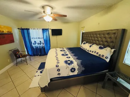 Heart Of Gulf Coast Town Center. The Entire House Отели рядом с достопримечательностью «Галф Кост Таун Сентер»