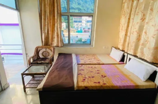 The Lodge Gayatri Kunj Hotel a 