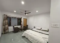 Hotel Crescent Hotels in Karapura