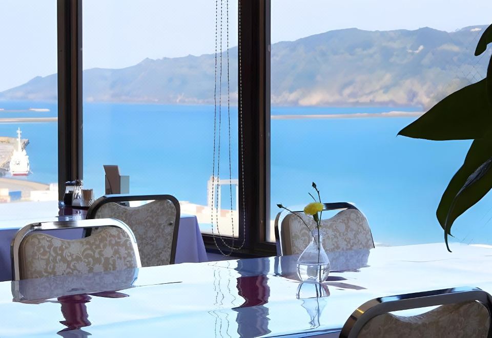 아마미 포트 타워 호텔의 깔끔한 로비 모습