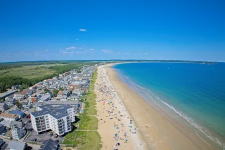 Coastal Getaway with Pool and Secure Access - Charming Seaside Retreat Отели рядом с достопримечательностью «Палас Плейленд»