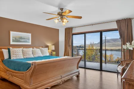 A place to GATHER on the Mighty Snake.  SPACIOUS 5 bedroom, Hot Tub and VIEW!