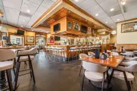 Ramada by Wyndham State College Hotel & Conference Center - bar