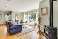 Steps to Beach: Home w/ Hot Tub in Oak Harbor! - Beach
