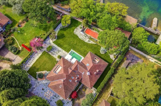 Lakefront Serenity Villa With Pool