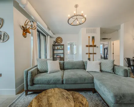 Whitefish Loft, Downtown Condo for 6