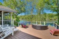 Fire Pit & Grill: Riverfront Home in Arkansas! - parking
