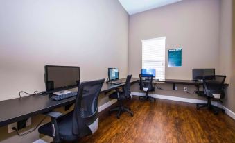 Comfortable 3BR Townhome Near Parks, Great Value