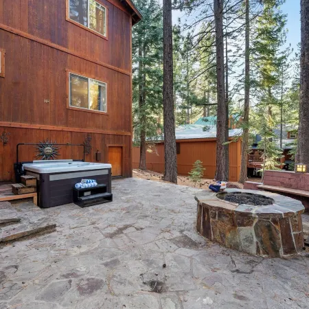 Moosetrack by AvantStay Cozy Cabin w Hot Tub in the Heart of Tahoe Donner