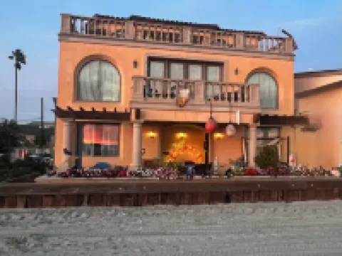 Ocean-Front Beach Studio Apartment On the Sand, kitchenette, Great wi-fi