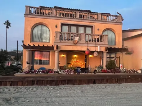 Ocean-Front Beach Studio Apartment On the Sand, kitchenette, Great wi-fi