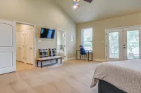 Dock & Game Room: Alvarado Lake Getaway! - 3 étoiles