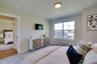 Monroe Apartment Near Evergreen State Fairgrounds! - parking