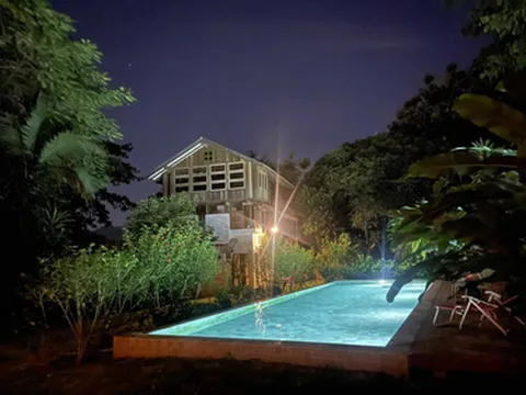 รูปภาพของพูลวิลล่าส่วนตัวทำจากไม้ในแม่ริมสำหรับผู้เข้าพัก 4-6 ท่าน