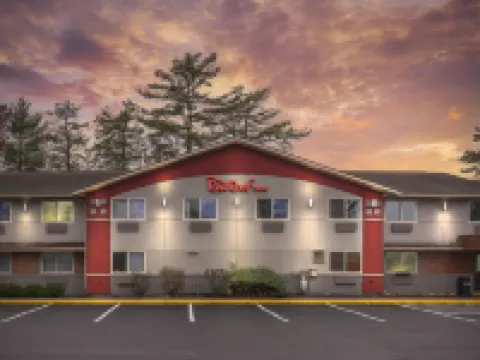 Red Roof Inn Queensbury クイーンズベリーのホテル