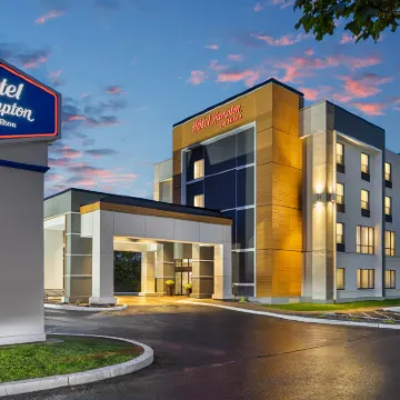 Hampton Inn & Suites by Hilton Montreal-Dorval Hoteles cerca de Sede central de Air Canada