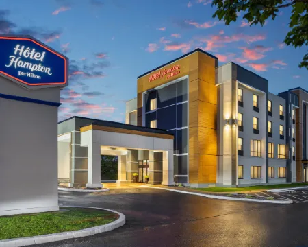 Hampton Inn & Suites by Hilton Montreal-Dorval ドルヴァルのホテル