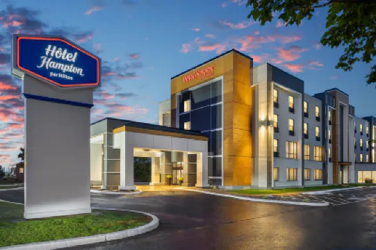 Hampton Inn & Suites by Hilton Montreal-Dorval  호텔