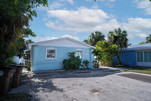 Crystal Sands Beach House in Irb! Great Location 2/1 - Apartments