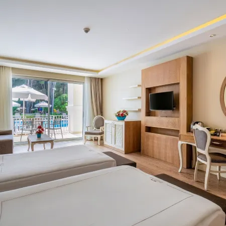 Bellis Deluxe Hotel & Heated for Winter Aqua Park