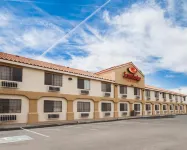 Econo Lodge Inn & Suites - parking
