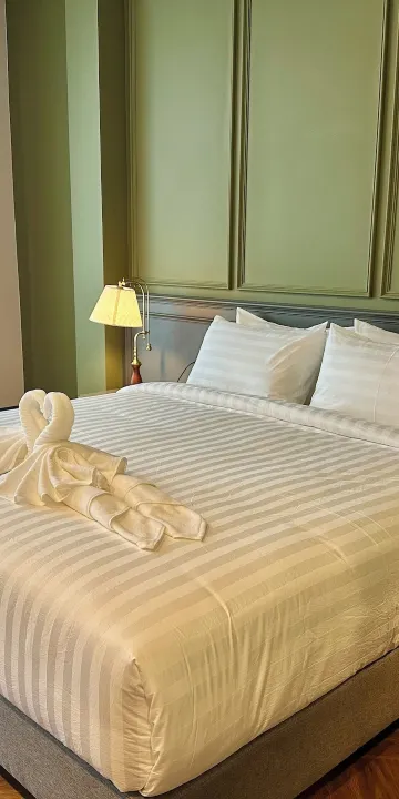 ห้องดีลักซ์ เตียงใหญ่ พร้อมวิวสวน