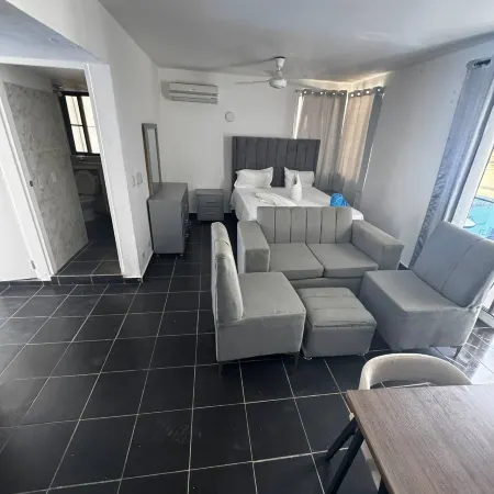 Condo face à épicerie à 3 minutes de la plage 302