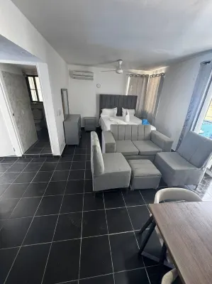 Condo face à épicerie à 3 minutes de la plage 302
