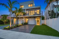 Luxury Paradise Walk to Las Olas -5 Mins to Beach - Jacuzzi