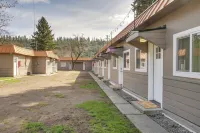 Quick Hospital Commute! Spokane Apt w/ Workspace - Kitchen