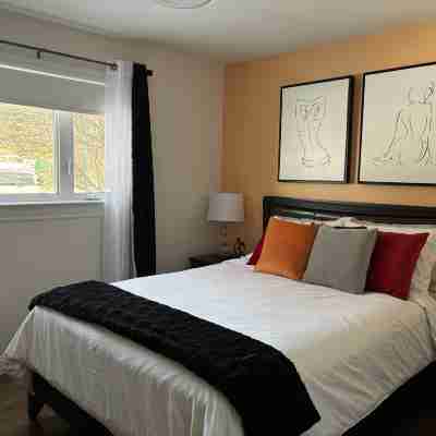Charming Renovated House with Private Entrance in Québec Rooms