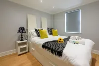 Riverside GEM 6BR With River View NR City Centre - شرفة