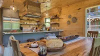 白樺山林小屋 by AvantStay