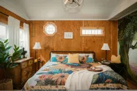 Ruby’s Red Cabin Hot Tub Nature Horses Indy - Апартаменты