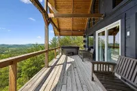 Beautiful mountain top cabin with the best 180º view in Tellico Plains!