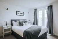 Atlantic Reach Cottage, Newquay.  Large 4 bed villa with leisure services & WiFi - 자쿠지