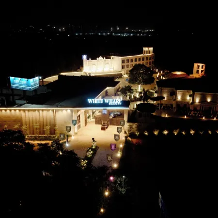 White Wharf Manesar Отели рядом с достопримечательностью «Курорт Аапно Гхар»