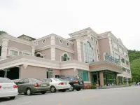 โรงแรมยู คาสเซิ่ล โรงแรมใกล้สนามกีฬามังมา