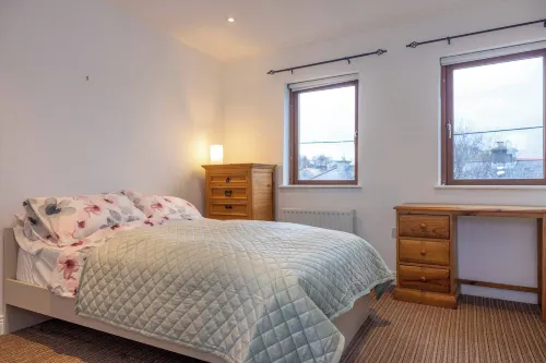Coastal Town House Beside Train and Buses Only 5 Kilometer's From City Centre - Bungalows