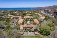 Vibrant 3-Bedroom Condo with Resort Amenities, Pools & Beach Club Access Hotels in 