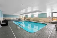 ホリデイ イン エクスプレス ホテル & スイーツ ワバシュ by IHG - プール