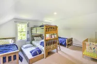 Pet-Friendly House w/ Deck - 10 Mi to Stowe Mtn! - parking
