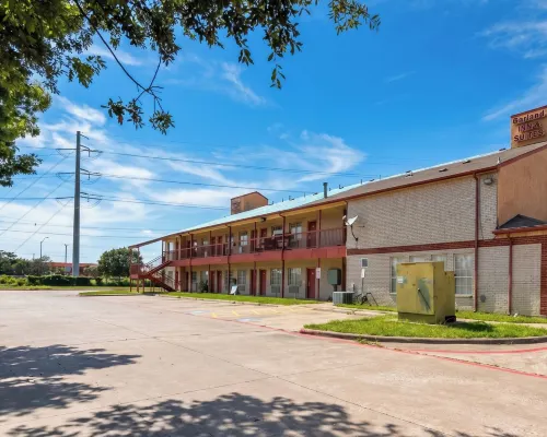 Garland Inn & Suites near Dallas TX Các khách sạn gần Sân gôn TopGolf