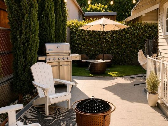 Hollywood house with parking & backyard, walk to attractions