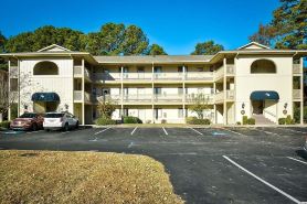 2 BR 2 Bath 1st floor condo with a water view, 10 min from beach