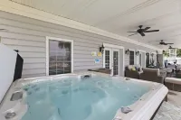 Luxury Lake House, Pool, Hot tub, Dock, Beach, Game room ,Boat Rental available - Wifi