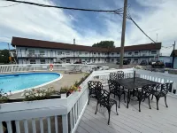 Falls Lodge by the Falls (Formerly Knights Inn) - piscina
