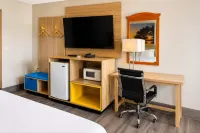 Days Inn by Wyndham Topeka - Pools