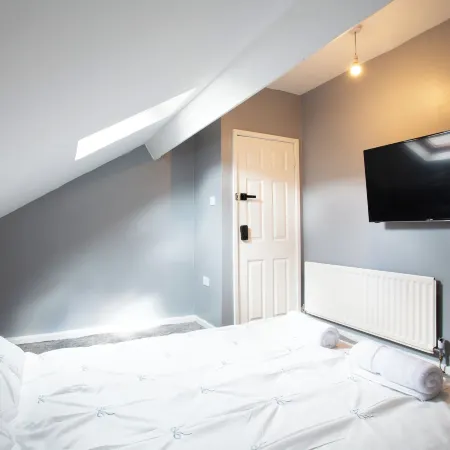 The Vacationers - Pvt Rooms with Shared Bath