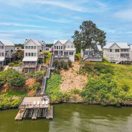 Waterfront Bliss: Wheeler Lake Retreat w/ Dock!